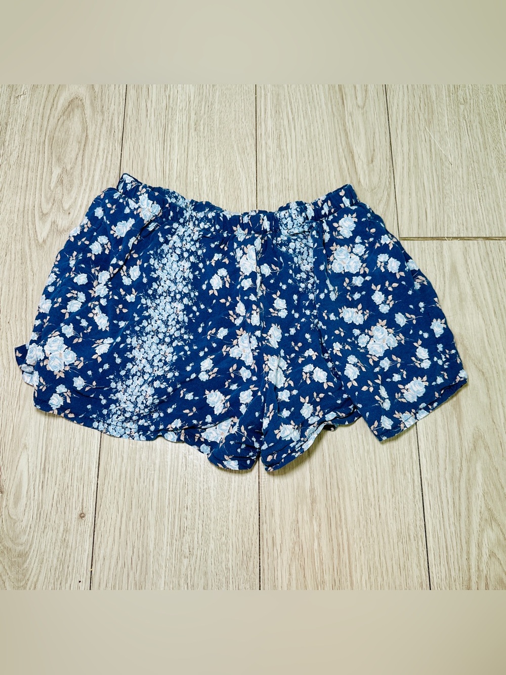 BRANDY MELVILLE • Navy Rose Shorts